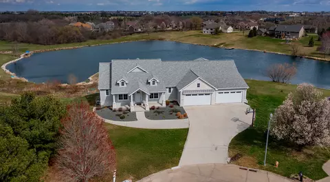 3325 N Doe Run Dr, Cumming, IA 50061