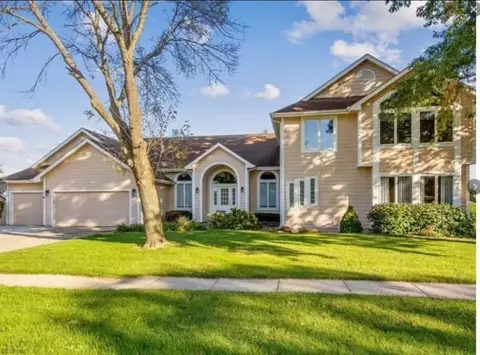 804 Sunset Dr, Indianola, IA 50125