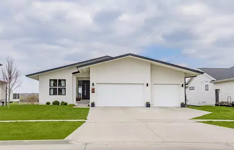 1508 S 100th St, West Des Moines, IA 50266