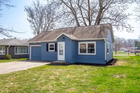 609 Maple St, Pella, IA 50219