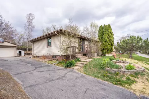 1009 Luster Ln, Des Moines, IA 50315