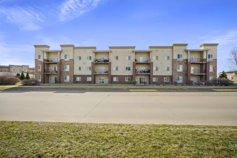 6350 Coachlight Dr #2205, West Des Moines, IA 50266
