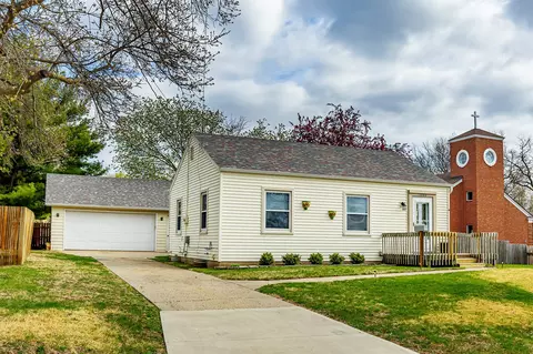 7005 Maryland Dr, Urbandale, IA 50322