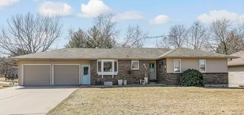 803 Park Ln, Pella, IA 50219