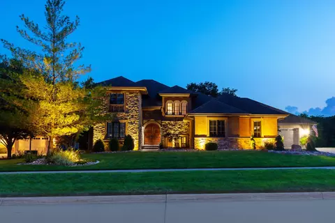360 Painted Woods Dr, Waukee, IA 50263