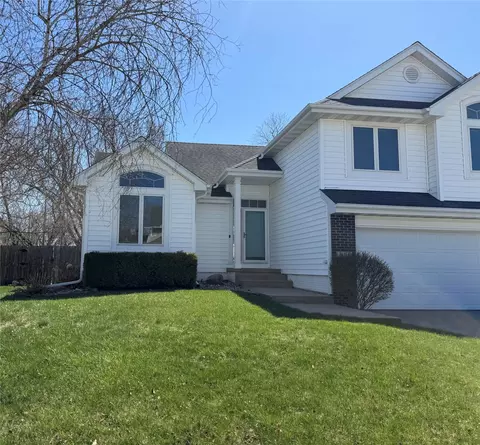 14114 Briarwood Ln, Urbandale, IA 50323