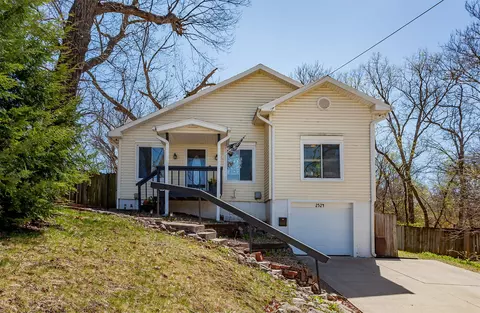 2524 Lincoln Ave, Des Moines, IA 50310