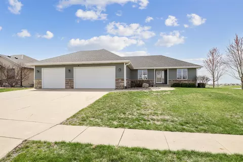1034 Lake Shore Dr SE, Altoona, IA 50009
