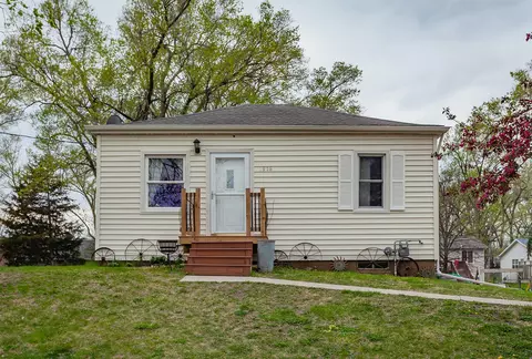 1916 E 40th Ct, Des Moines, IA 50317