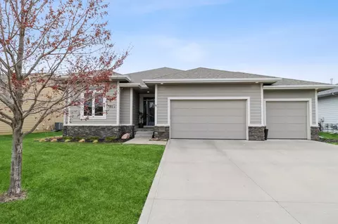 590 NE Meridian Dr, Waukee, IA 50263