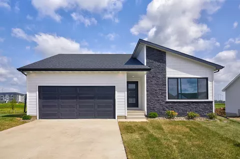 635 NW Compass Ave, Waukee, IA 50263