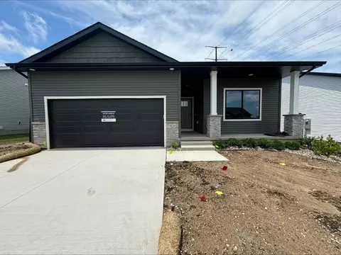5534 167th St, Urbandale, IA 50323