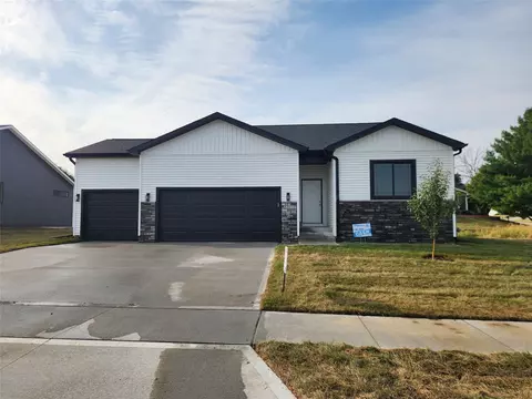 2311 N 8th Ave E, Newton, IA 50208