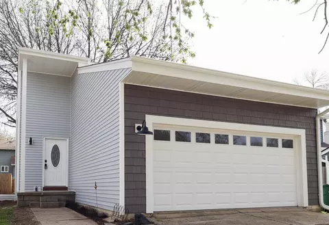 8220 Twana Dr, Urbandale, IA 50322