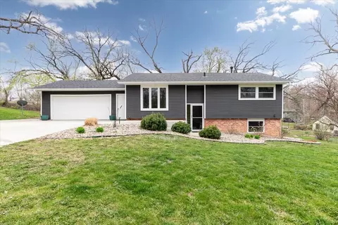 103 Emerson Hough Dr, Newton, IA 50208