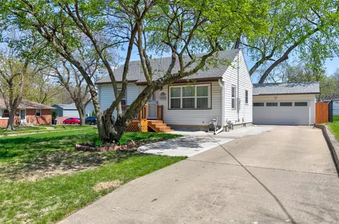 3945 54th St, Des Moines, IA 50310
