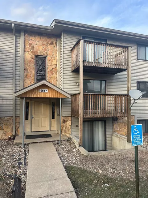 9517 University Ave #19, Clive, IA 50325