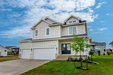 1258 S 92nd St, West Des Moines, IA 50266