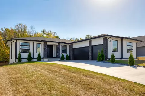 2825 NW Brookside Dr, Grimes, IA 50111