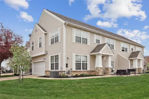 277 S 79th St #608, West Des Moines, IA 50266