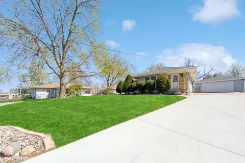 216 NE Circle Dr, Grimes, IA 50111