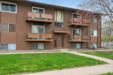 4208 64th St #6, Urbandale, IA 50322