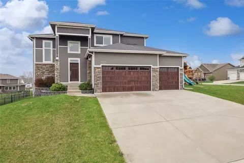 5325 162nd Ct, Urbandale, IA 50323