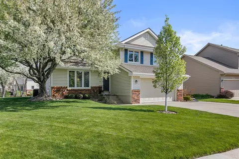 8219 Hickory Dr, Urbandale, IA 50322