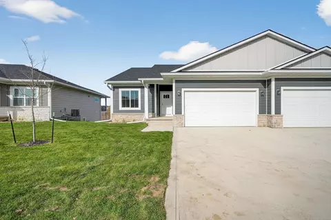 2930 Lake Hill Dr, Des Moines, IA 50320