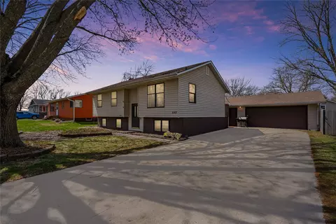 648 18th St, Nevada, IA 50201