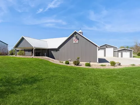 1563 105th St, Earlham, IA 50072