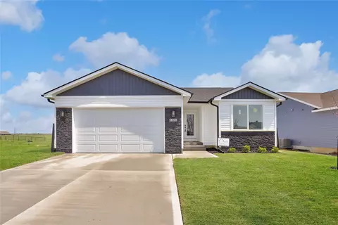 3201 Brook Landing Ct, Des Moines, IA 50317