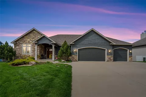 1204 Fountain View Dr, Pella, IA 50219