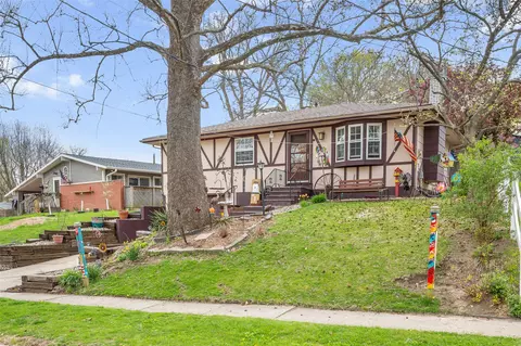916 Winegardner Rd, Des Moines, IA 50317