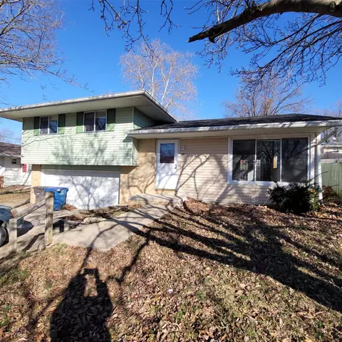 126 E Maxwelton Dr, Des Moines, IA 50315