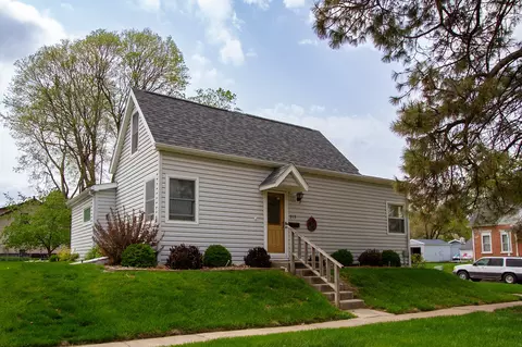 915 W 2nd St, Pella, IA 50219