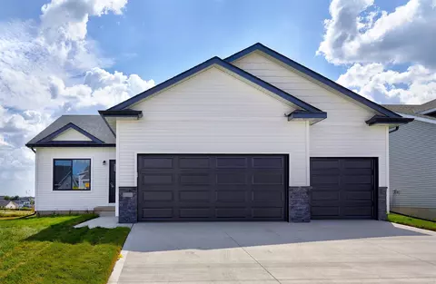 9394 Modena Ln, West Des Moines, IA 50266