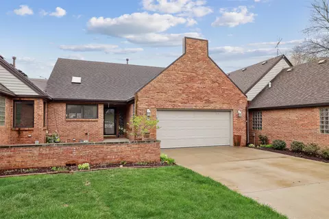 692 58th Pl #14, West Des Moines, IA 50266