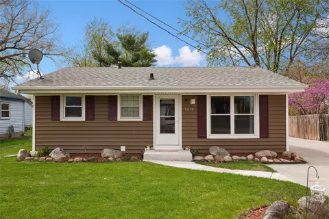 3210 E 42nd St, Des Moines, IA 50317