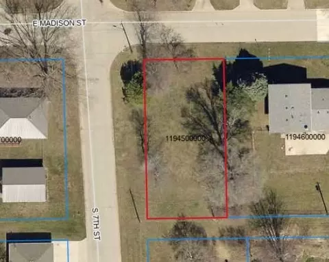 705 S 7th St, Knoxville, IA 50138