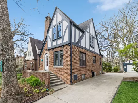322 49th St, Des Moines, IA 50312