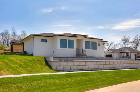 1247 Arbor Woods Dr, Pleasant Hill, IA 50327