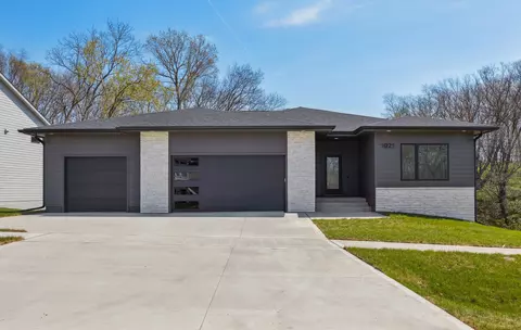 1021 Arbor Woods Dr, Pleasant Hill, IA 50327