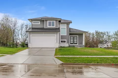 718 Fountain View Dr, Pella, IA 50219