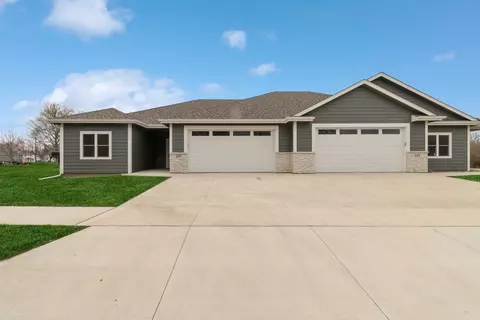 2391 N 10th Ave E, Newton, IA 50208