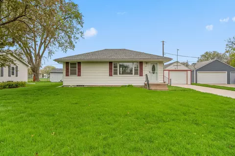 415 School St, Waukee, IA 50263