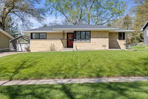 812 30th St, West Des Moines, IA 50265