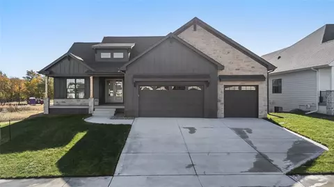 17950 Tanglewood Dr, Clive, IA 50325