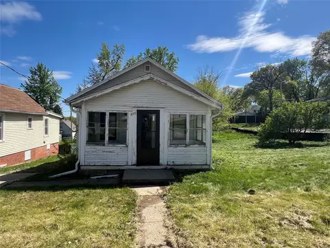 210 Fulton Dr, Des Moines, IA 50315