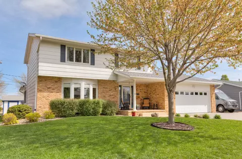 706 SE Uehlamar Dr, Ankeny, IA 50021